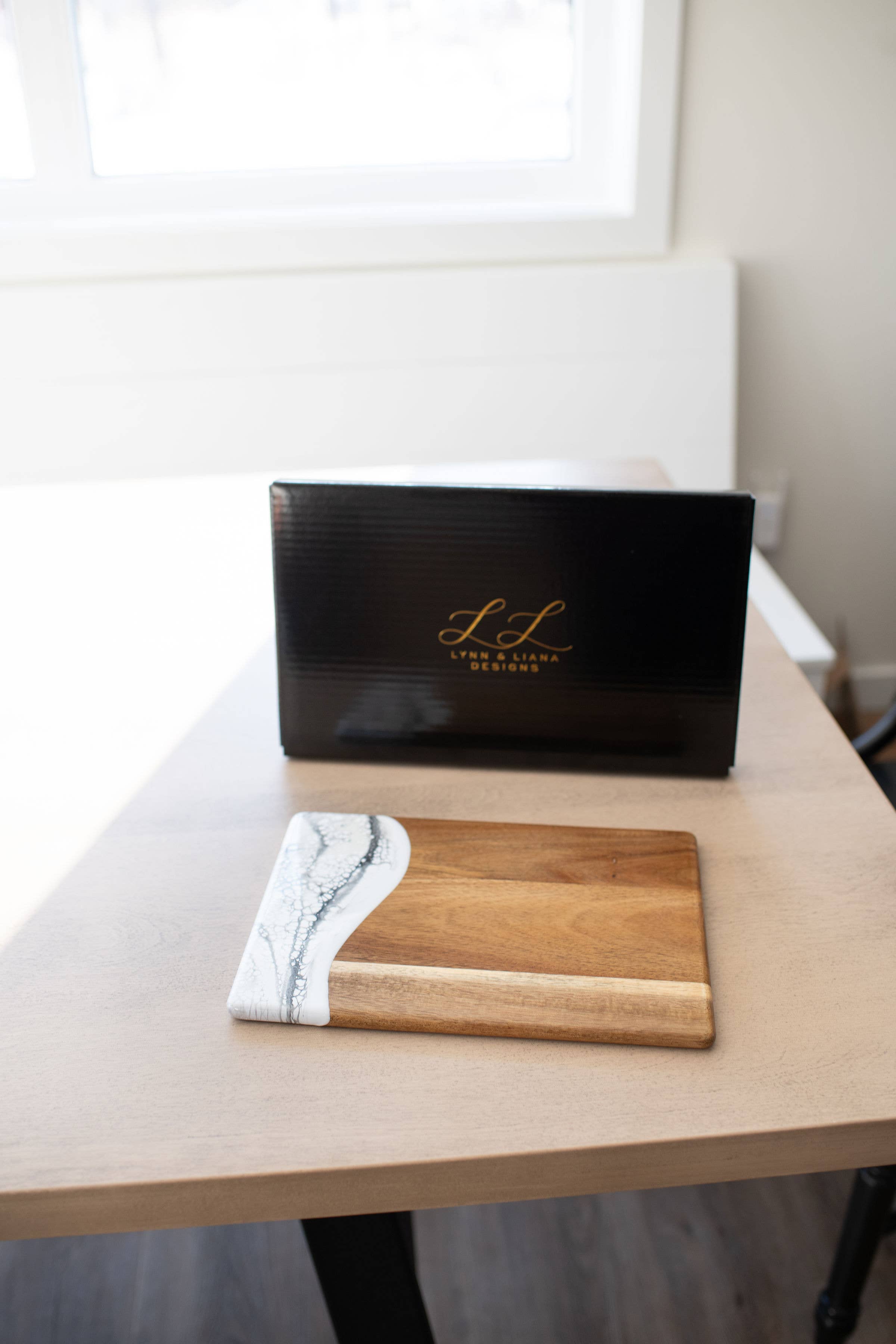 Lynn & Liana Designs - Vendita all'ingrosso Taglieri per formaggio - Tagliere per formaggi e salumi in legno di acacia con resina - No dazi!22