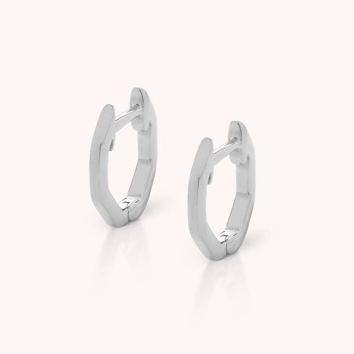 Orecchini Huggie Esagonali per la vendita all'ingrosso da parte di Nellou