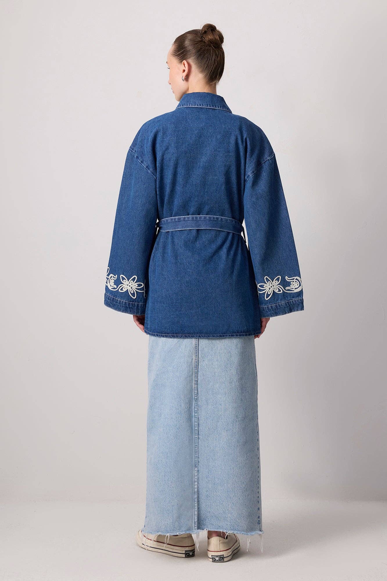 Denim Light CHAQUETA VAQUERA BORDADA CON FLORES Y CINTURÓN de venta al por mayor en Faire2