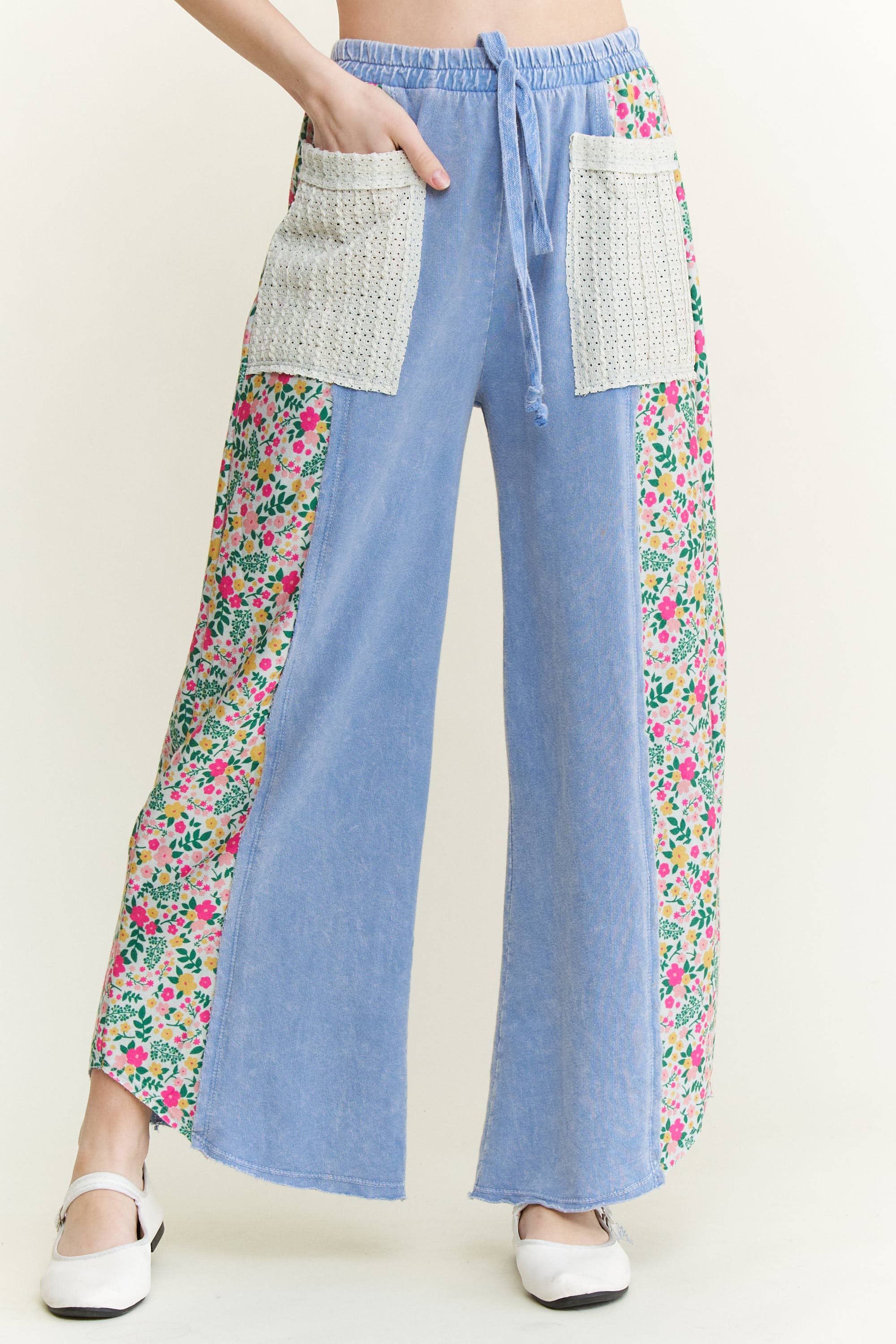 J.Her – wholesale Byxor - Dam – Mineraltvättade blommiga sidokortade byxor HP65390