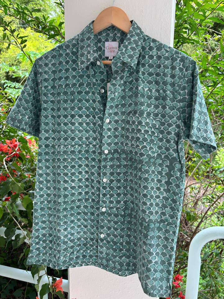Chemise à manches courtes pour homme - COTON BIOLOGIQUE - Écaille de sauge profonde pour la vente par Guava Lane