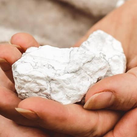 Howlit råkristall för wholesale av Mindful Living Co.