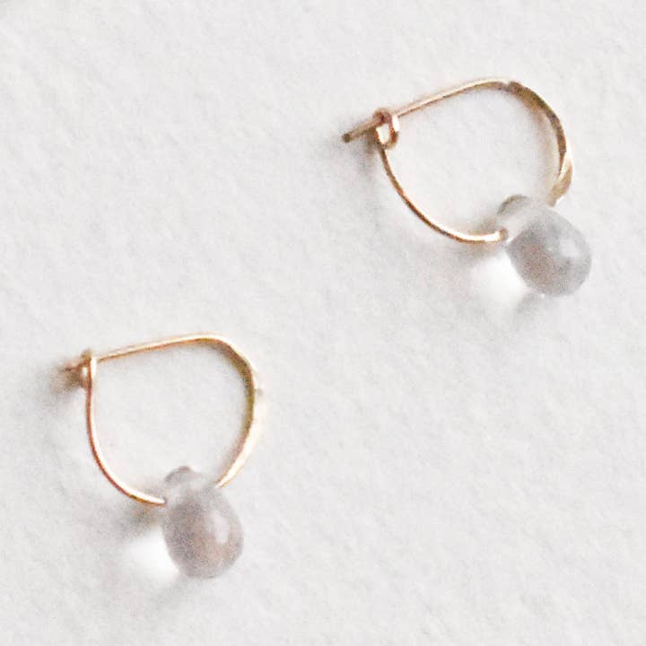 Huggie hoops- små tårer for engroshandel hos month day year jewelry