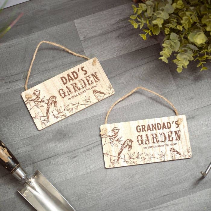 Placa Suspensa de Jardim em Madeira "Feathered Fellas" Pai Avô 2 Sortidos por atacado de Langs