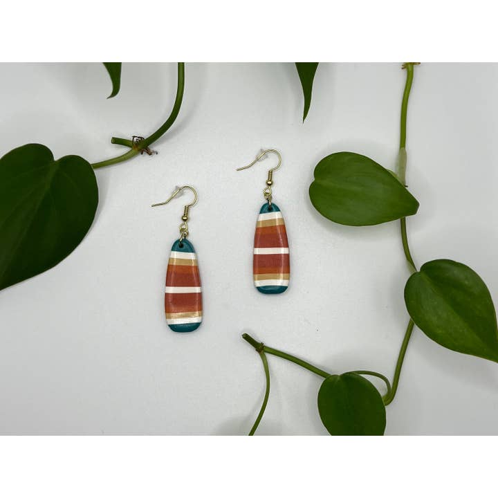 Boucles d'oreilles Sarape en argile, hypo pour la vente par The Clay Arches