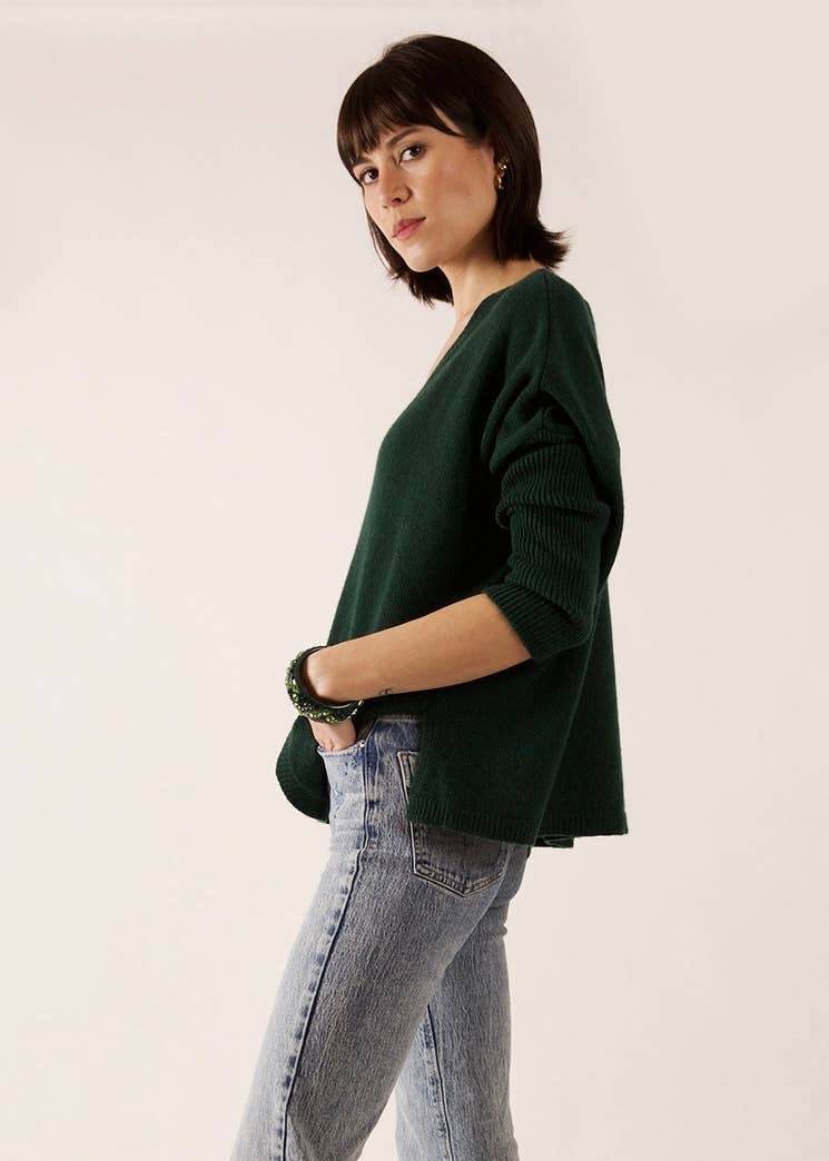 JULIA PARIS - Wholesale Knit Sweater - Women's - Oversized fit V-neck sweater in cashmere and wool knit3