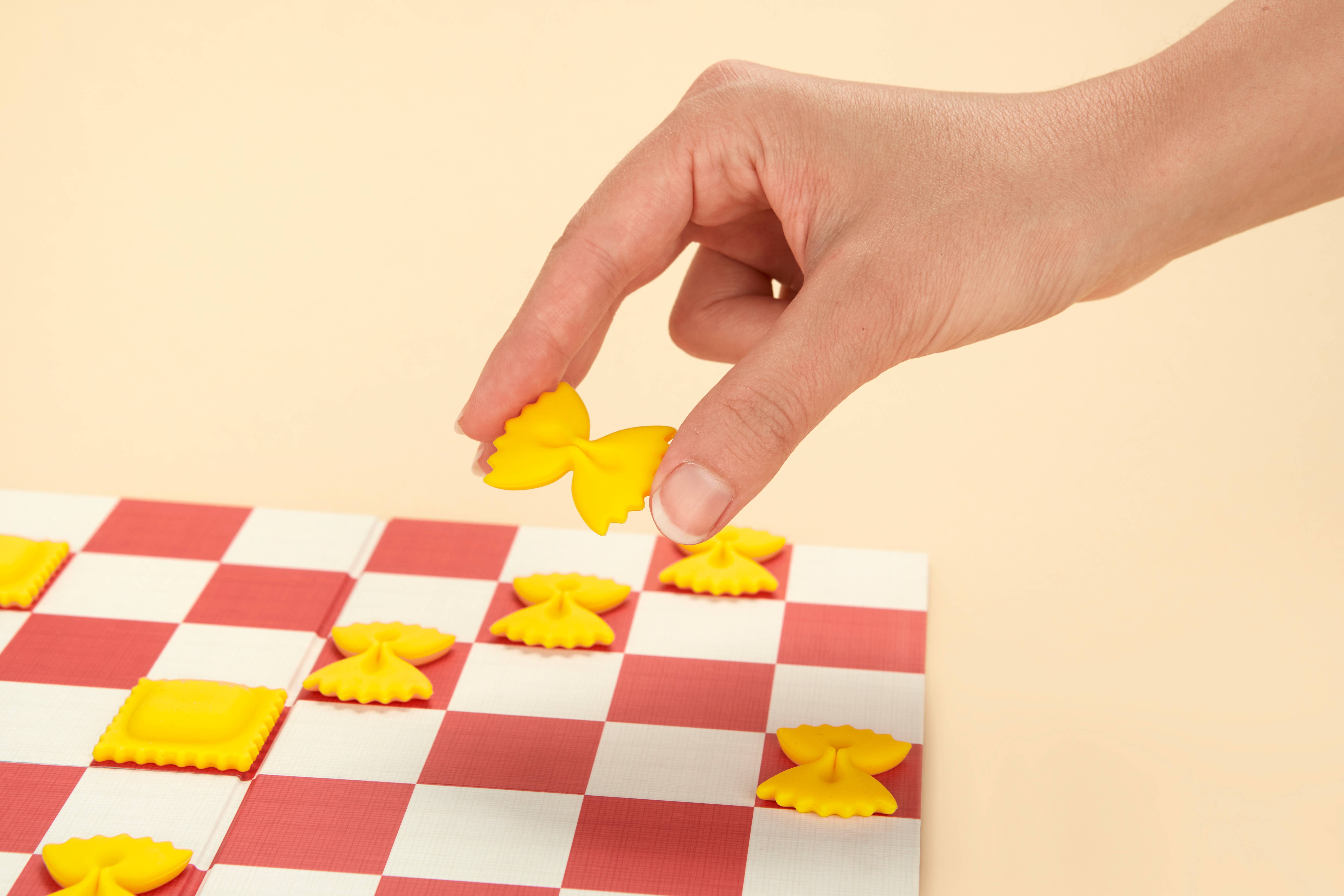 Balvi – Großhandel Brettspiele – Brettspiel Checkeroli mit Spielsteinen aus Kunststoff und Pappe15