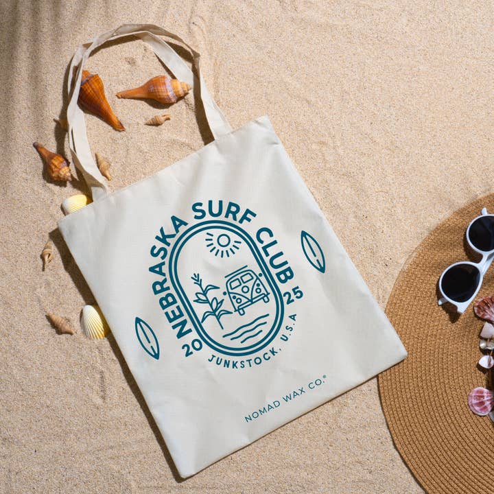 Borsa in cotone da 16 pollici - Nebraska Surf Club per la vendita all'ingrosso da parte di Nomad Wax Co.