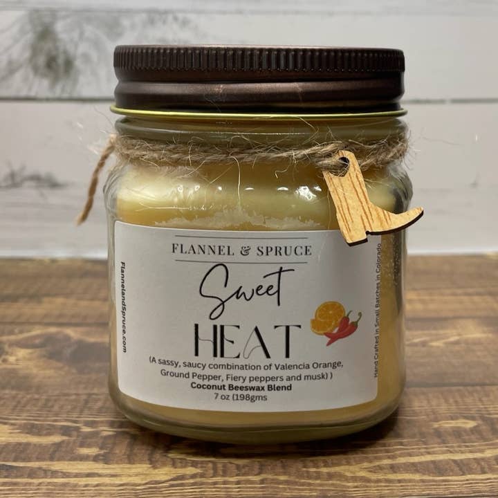 Flanell & Gran (Sweet Heat) Gammaldags Mason Candle för wholesale av Flannel & Spruce