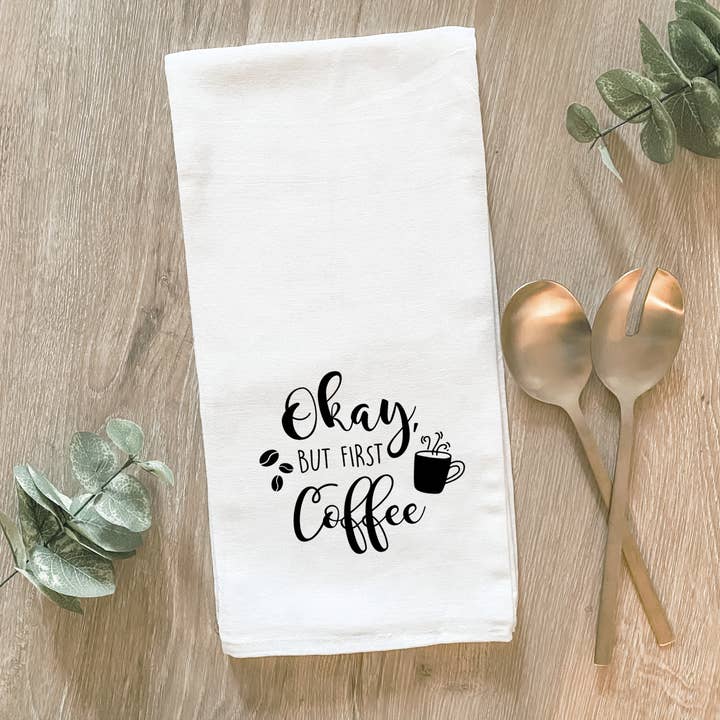 Lissi Designs – Engroshandel Viskestykke – Okay, men først kaffe - bomuldshåndklæde