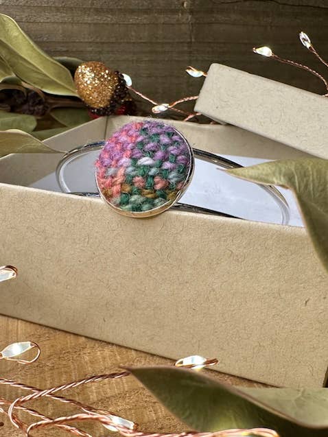 Håndfarvede og vævede britiske uldplaidrester armbånd for engroshandel hos Fruitbat Textiles