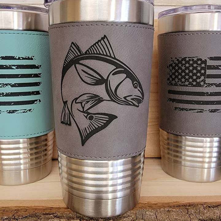 Gobelet en cuir de pêche. Coupe gravée de pêche au sébaste. pour la vente par Clack Design