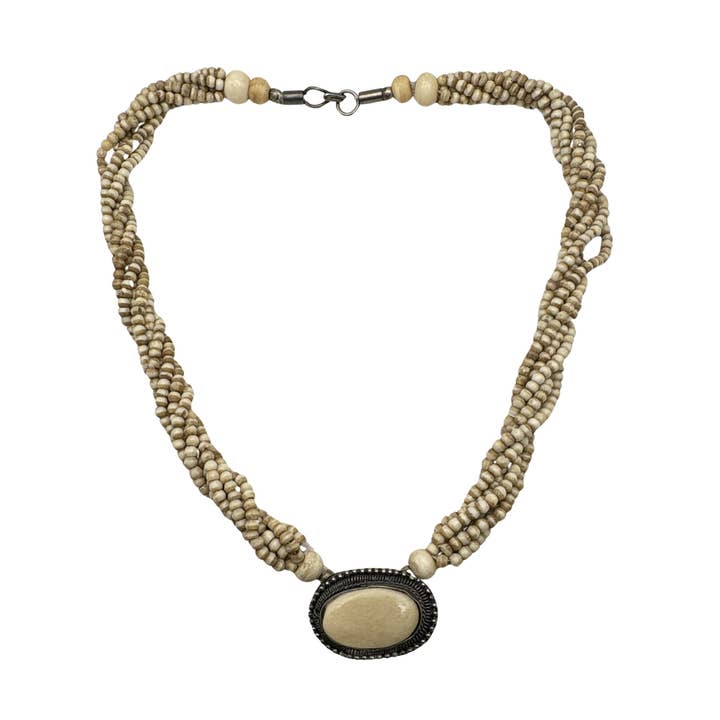 Halskæde med snoet bøffelbenperle og ovalt vedhæng for engroshandel hos Treasure Jewelry