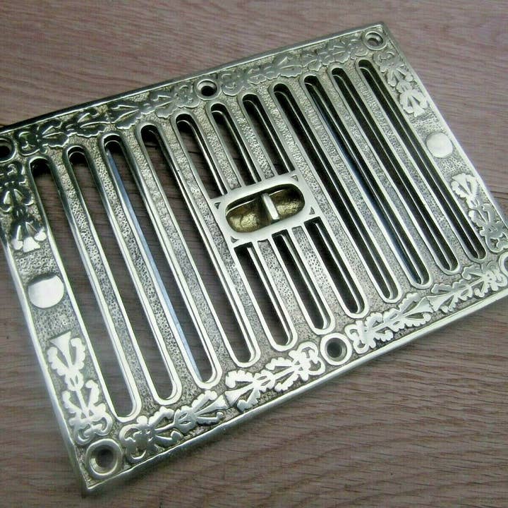 IronmongeryWorld – Engroshandel 3D-vægkunst – 9 „x 6" stor messing udsmykkede vintage glidende udluftning