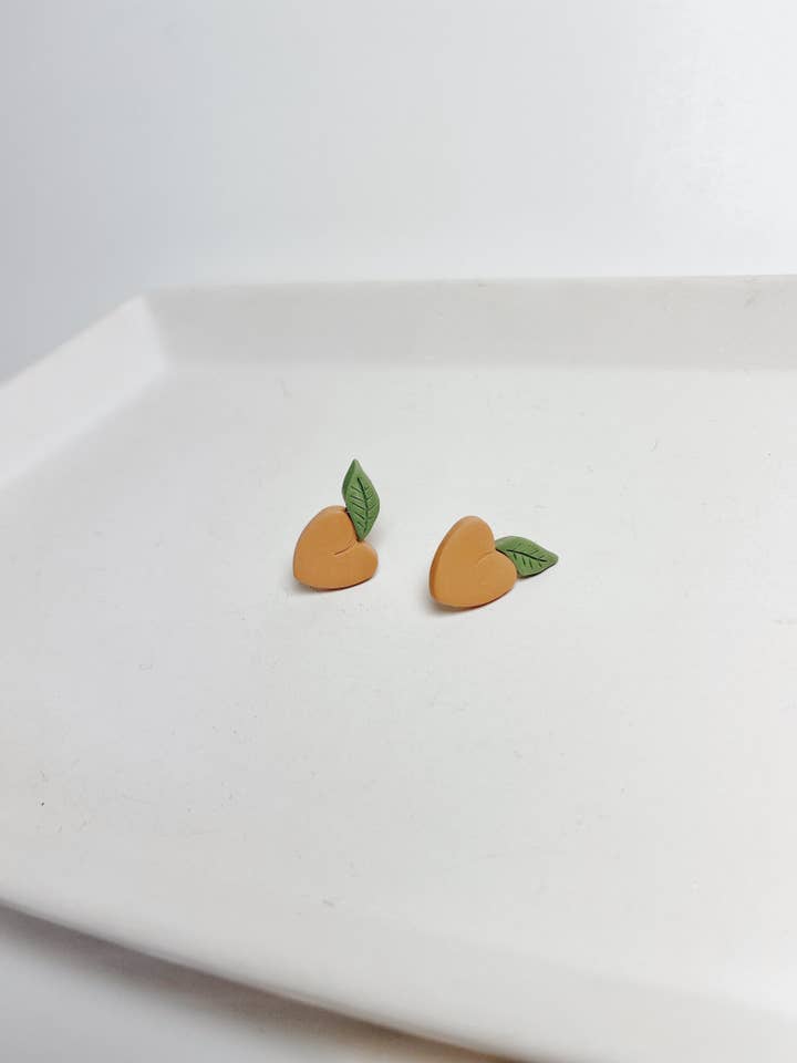 Pfirsich-Ohrstecker | Handgemachte Fimo Ohrringe für den Großhandel von LivCreated