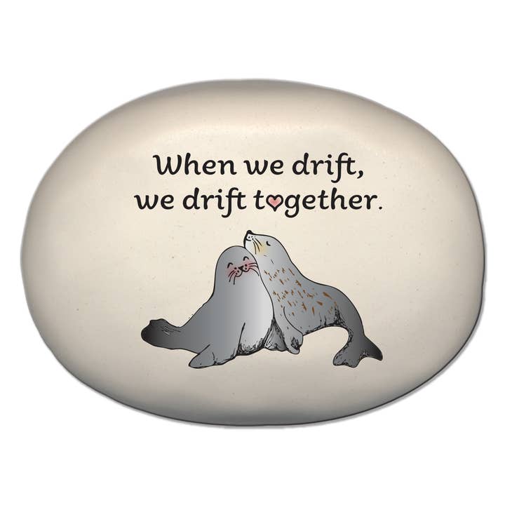 Roca de sello náutico "Cuando nos dejamos llevar, nos dejamos llevar juntos." para venta al por mayor de August Ceramics