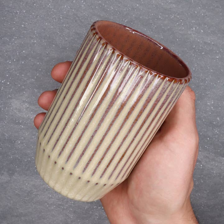 Tasse ronde en céramique côtelée beige et rouge de 16 oz pour la vente par HOLD SUPPLY