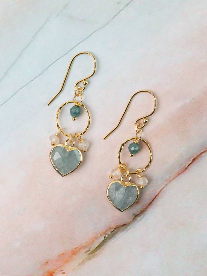 Ocean Waves Kalcedon, Blå Turmalin, Akvamarin Hjärtformade Dinglande Örhängen för wholesale av Anne Vaughan Designs Jewelry