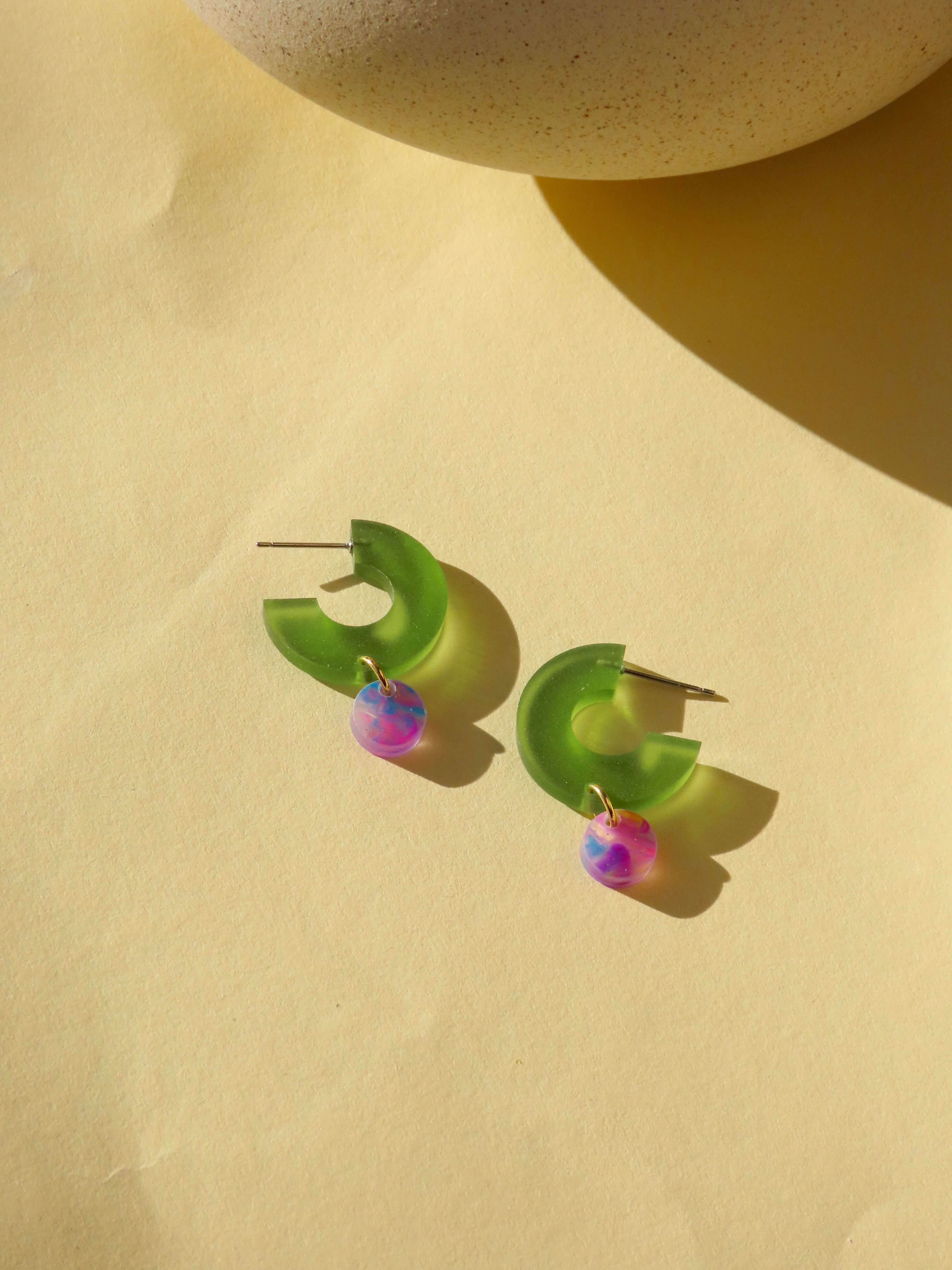 Niemalsmehrohne - Vente Créoles - Créoles Silva en acrylique et acier inoxydable, olive et fantaisie0