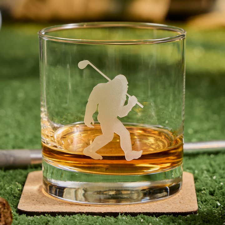 Verre à whisky Bigfoot Golfer 11oz – Verrerie gravée au sable pour la vente par A to Z Imaging and Design