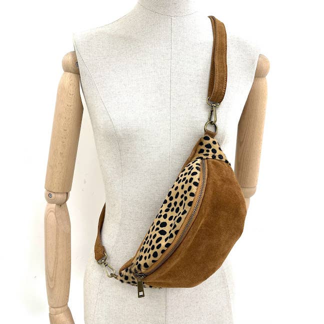 MILANO AMOUR – wholesale Midjeväska - Dam – Midjeväska Basiko i mocka med pony-mönster1