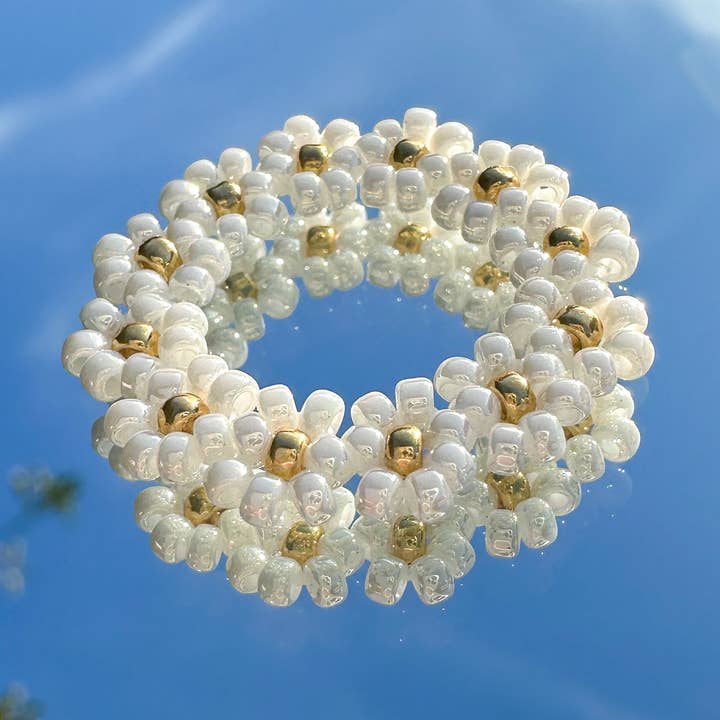 Flower ring "Lilly" made of glass beads in white-gold for wholesale by cool people club