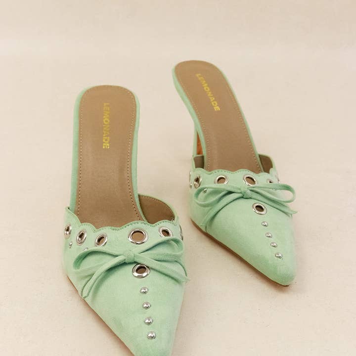 CHARISMA - Mule à bout pointu avec nœud et ornements œillets pour la vente par Lemonade Shoes