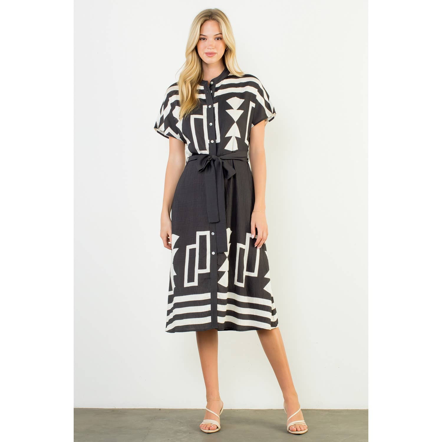 NOIR Robe à manches courtes imprimée avec boutons en vente sur Faire0