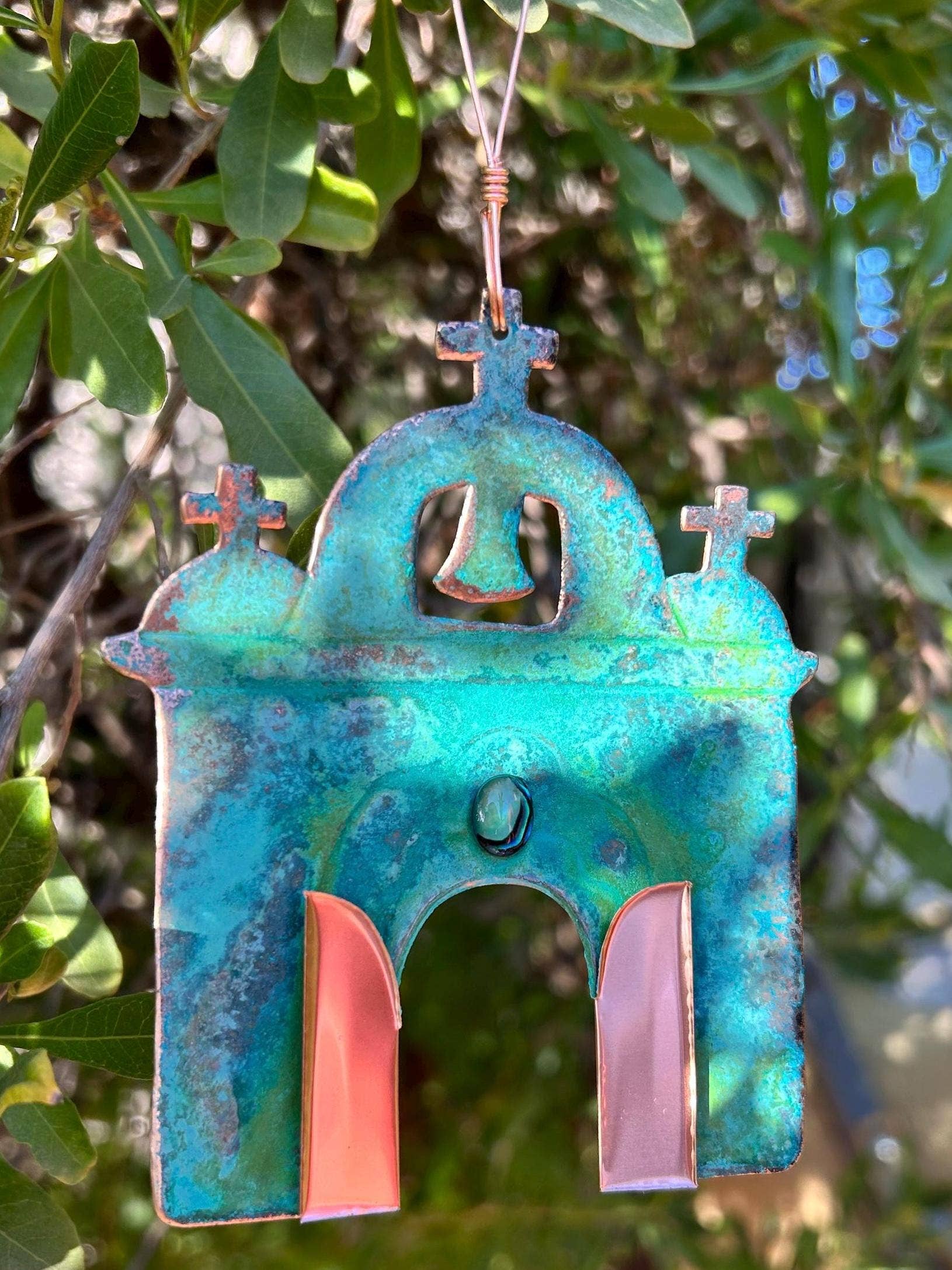 Dos Damas Designs - Vente Objets de décoration - Ornement de Noël en cuivre de l'église Mission3