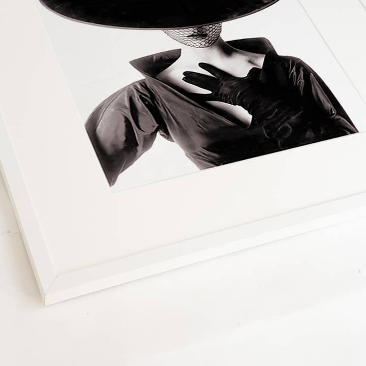 Weiss Vogue-Coverbild als Wandkunstdruck mit Rahmen für den Großhandel auf Faire13