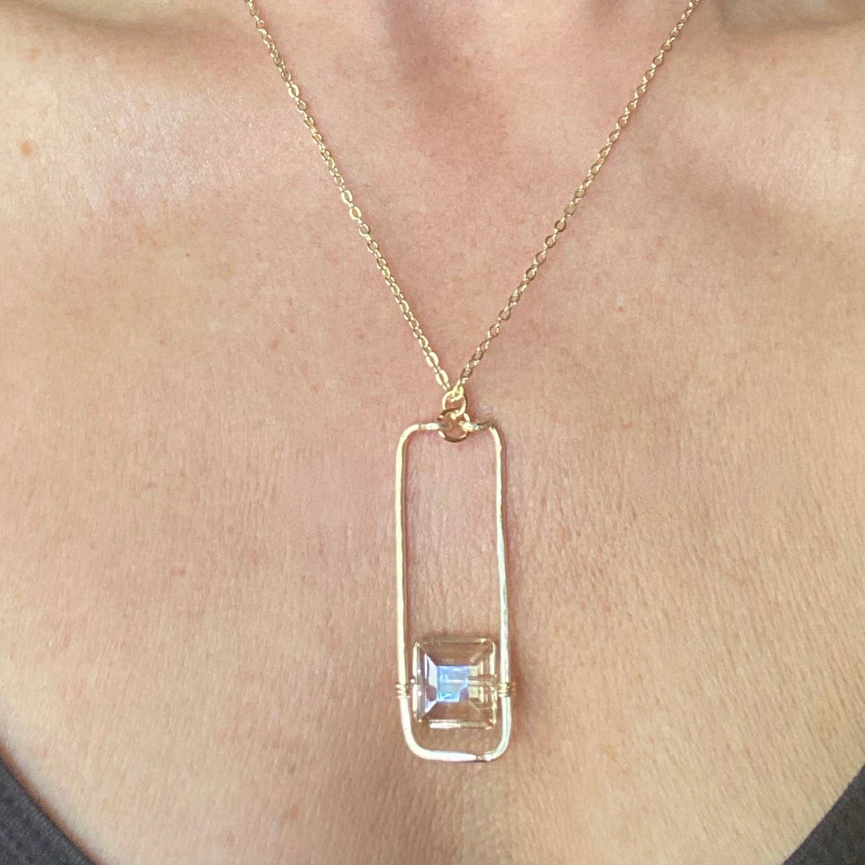 Marble Designs Jewelry - Wholesale Halskettinghanger - Gouden gehamerde rechthoek met kristallen ketting1