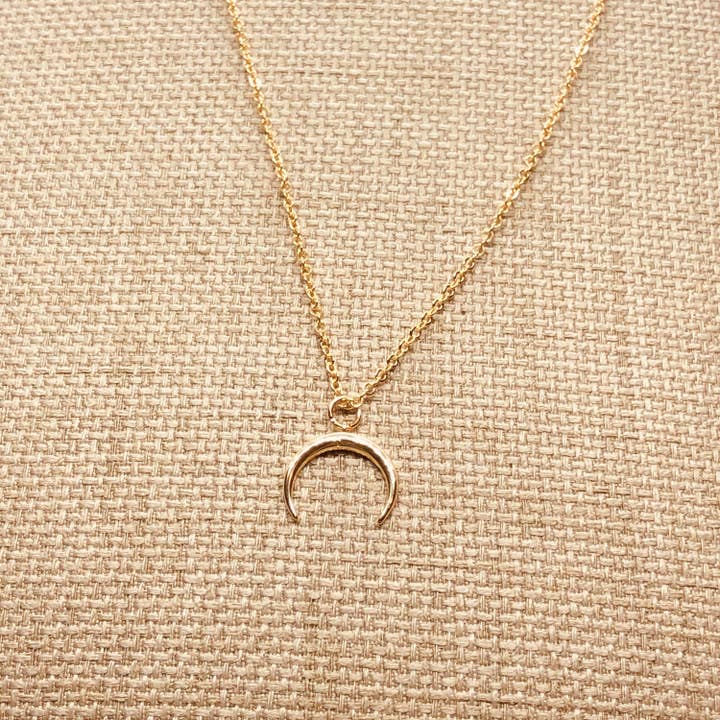 Links & Locks - Venta al por mayor Collares con colgantes/abalorios - Collar de luna de media casta de Tori Spelling