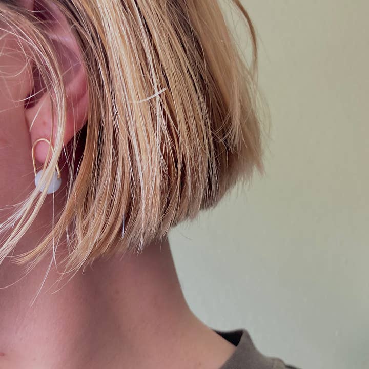 Telle of the Hills - Wholesale Knopjes/oorstekers - Cove Stud - Minimalistische Edelsteenboog Oorbel in Warme Kleuren4