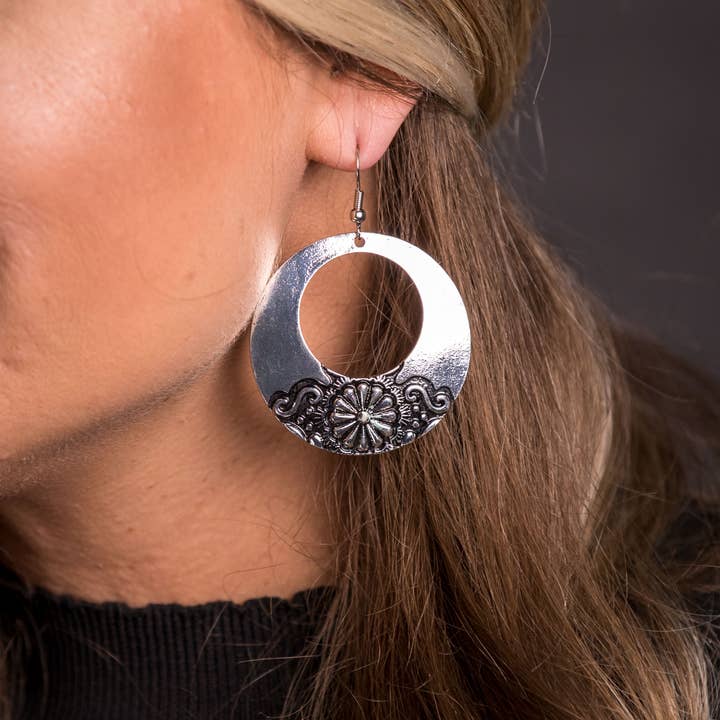 West & Co. - Vente Boucles d'oreilles pendantes - Boucle d'oreille circulaire estampée en argent sur hameçon0