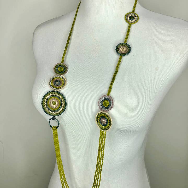 Collier tendance perlé - Grasslands pour la vente par KVZ Designs