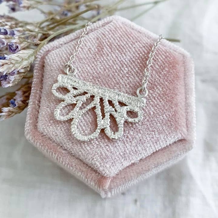 Pendentif en dentelle de ruban pour la vente par SarahAnaDesigns