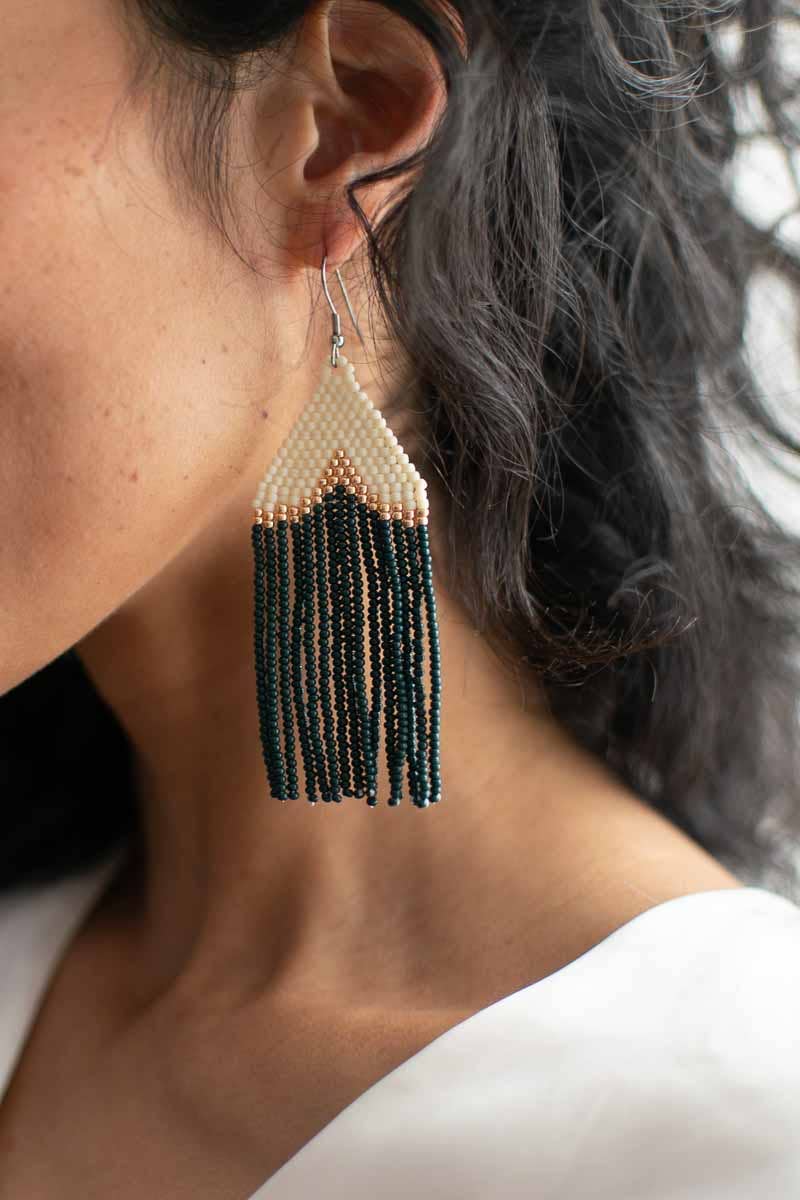 Fair + Simple – wholesale Hängande örhängen – Pärlade fransörhängen i Adorno3