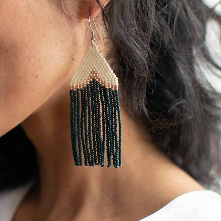 Fair + Simple – wholesale Hängande örhängen – Pärlade fransörhängen i Adorno3