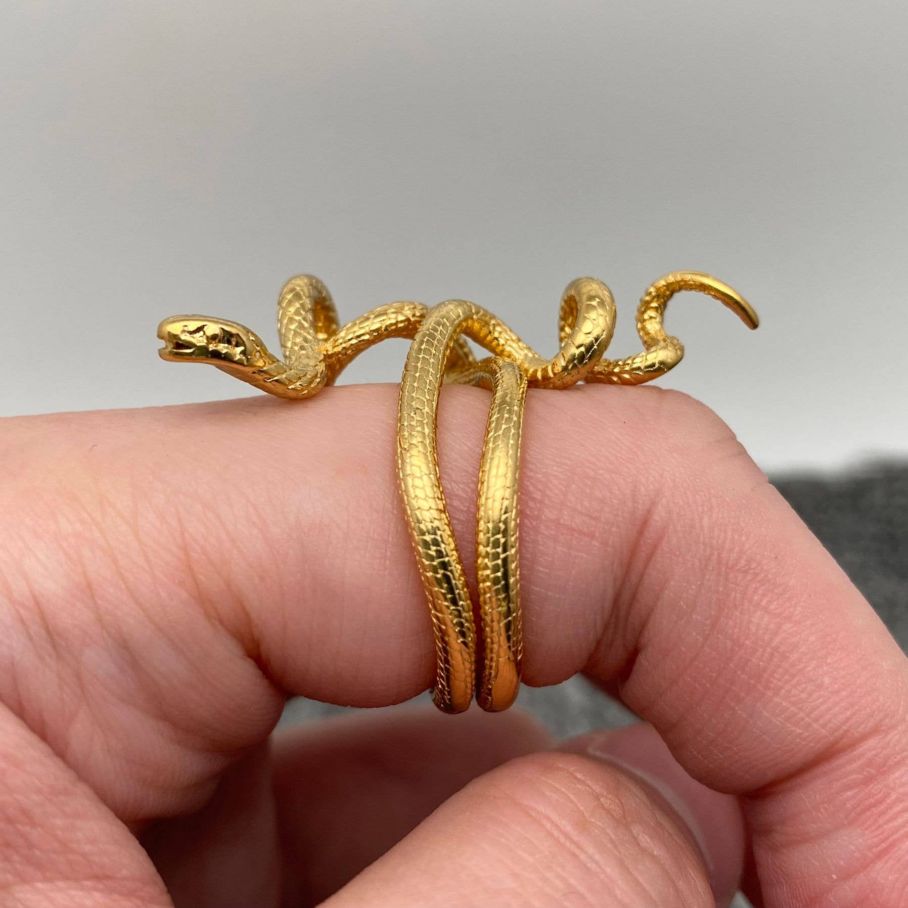 Mio Queena - Wholesale Cocktail/Statement Ring - Exquisite Stainless Steel Crafts Snake Unisex Ring - MR0