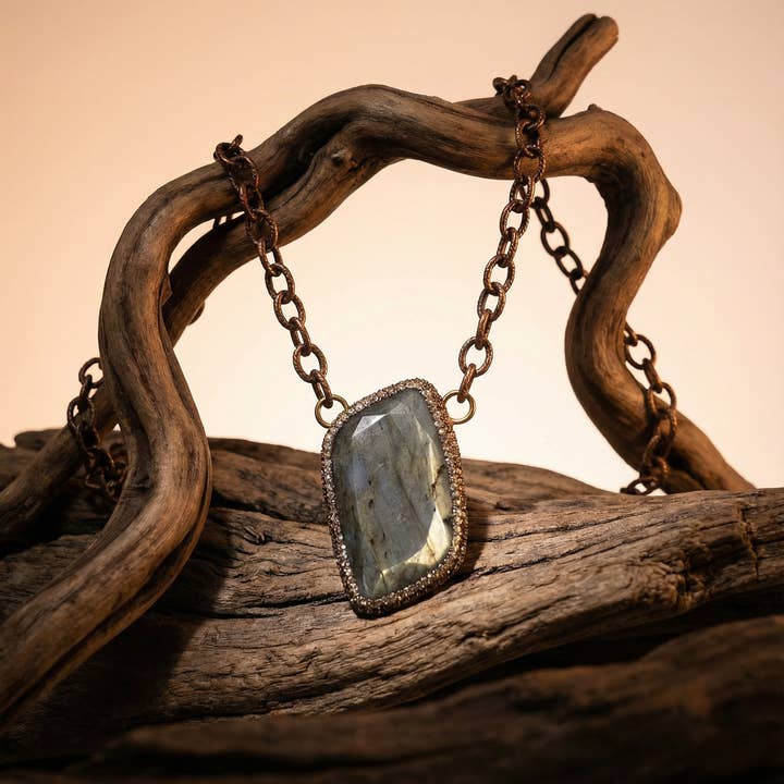 PHOEBE´S - Wholesale Pendant/Charm Necklace - Large Natural Labradorite Necklace with Bronze Chain1