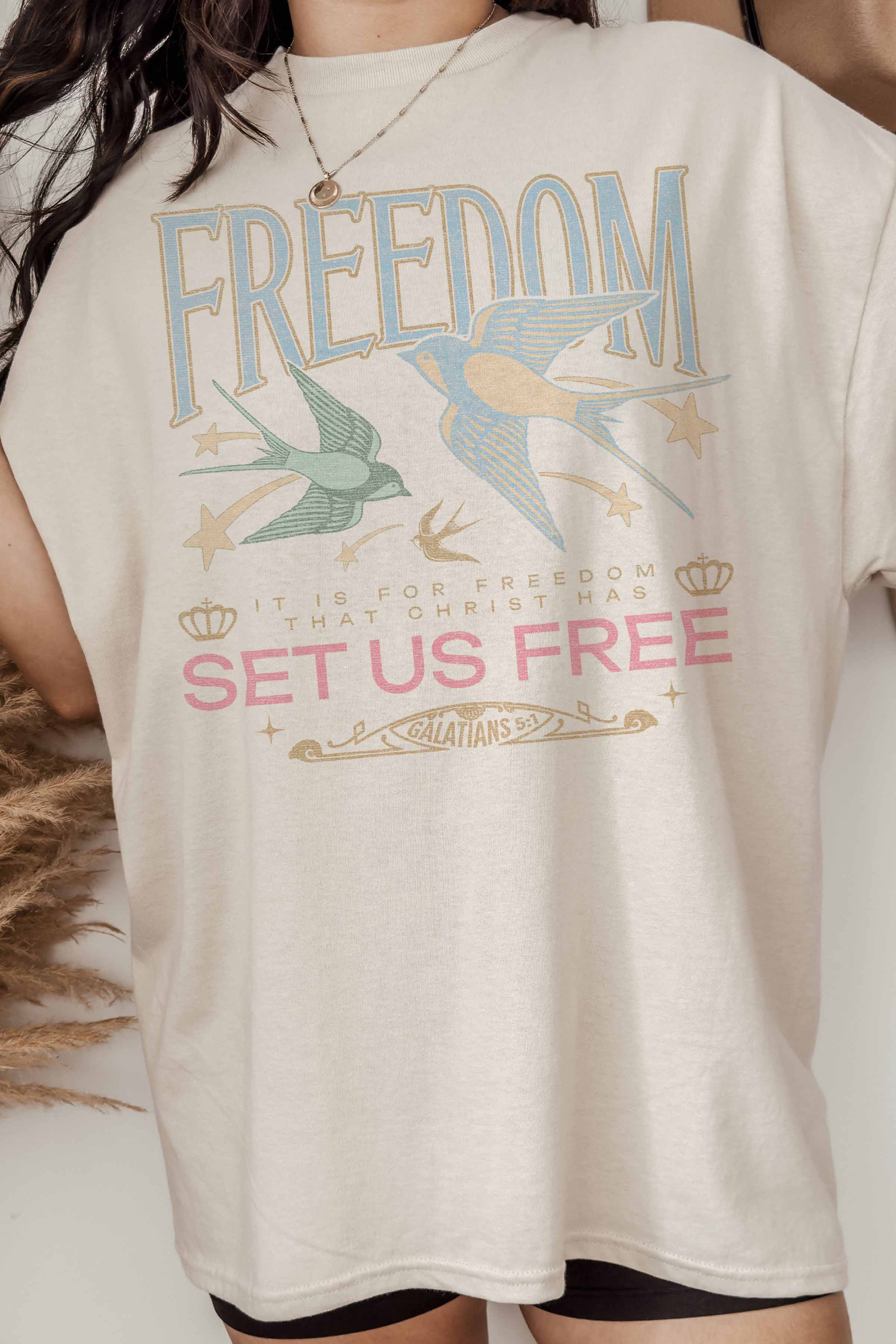 GOOD DAY STREET - Vendita all'ingrosso Tunica - Donna - [G1395X-OTS] -FREEDOM SET US FREE MAGLIETTA CON GRAFICA OVERSIZE3