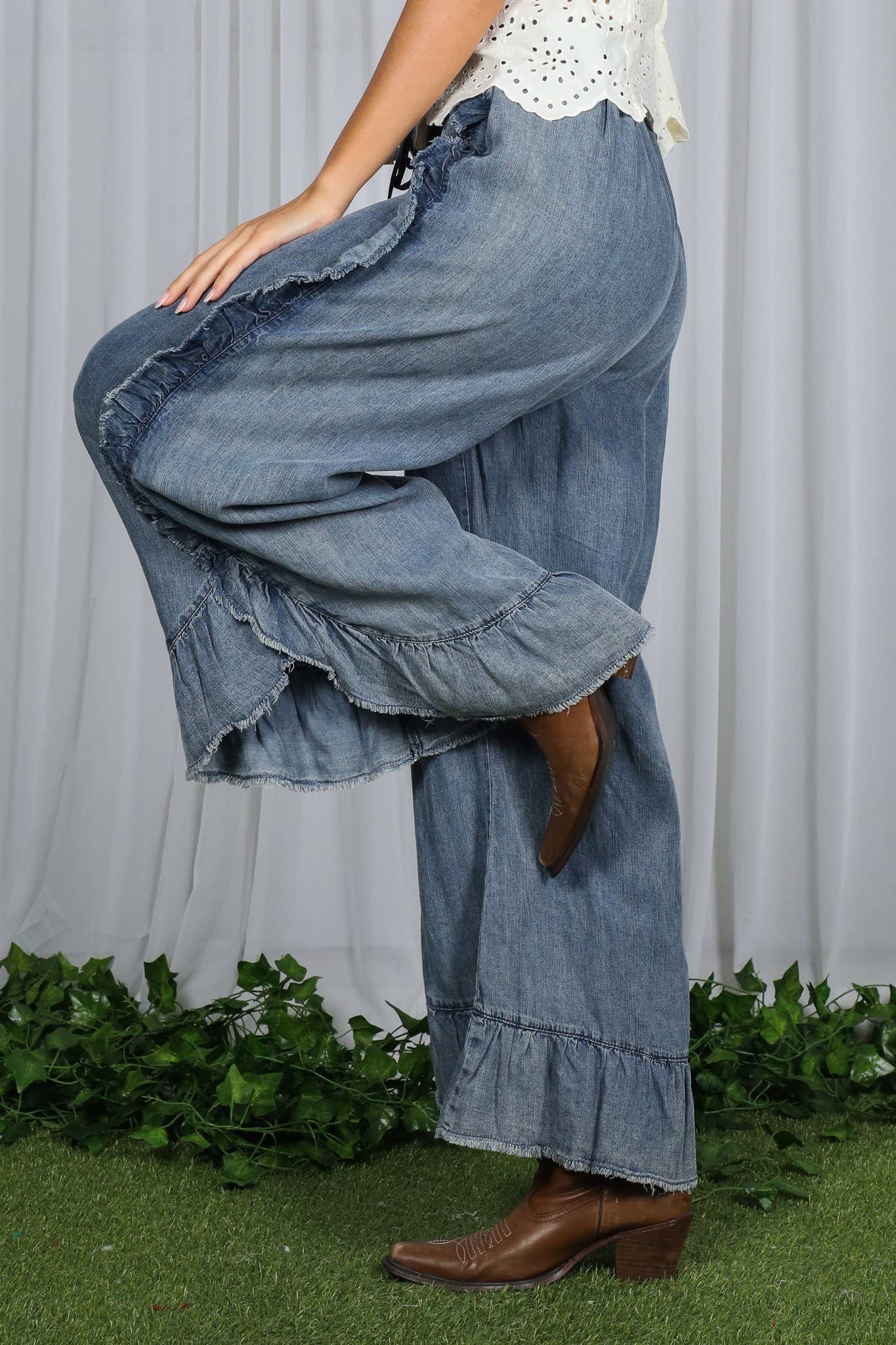 Vine & Love - Wholesale Jeans - Women's - Flared Ruffle Hem Washed Chambray Crop Denim Pants VP8304019