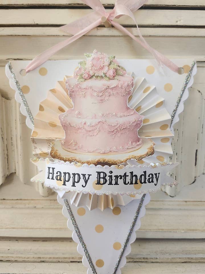 Décoration suspendue de gâteau d'anniversaire pour la vente par Little Heart Designs