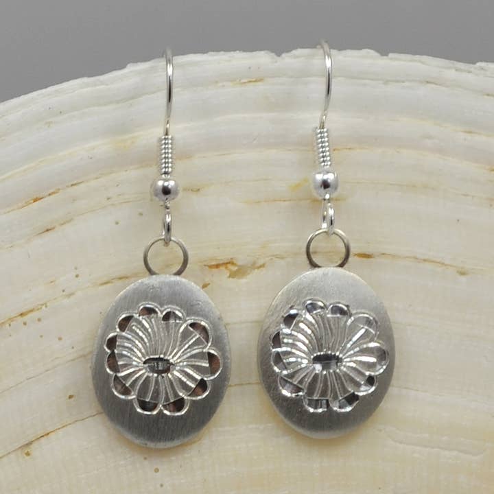 Boucles d'oreilles ovales en étain avec fleur du mois de juillet pour la vente par Nobska Craftsmen