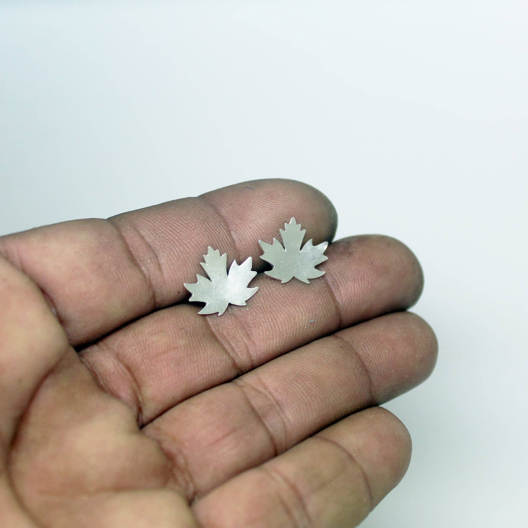 Plataica - Wholesale Stud/Post Earrings - Maple leaf earrings in 925 silver1