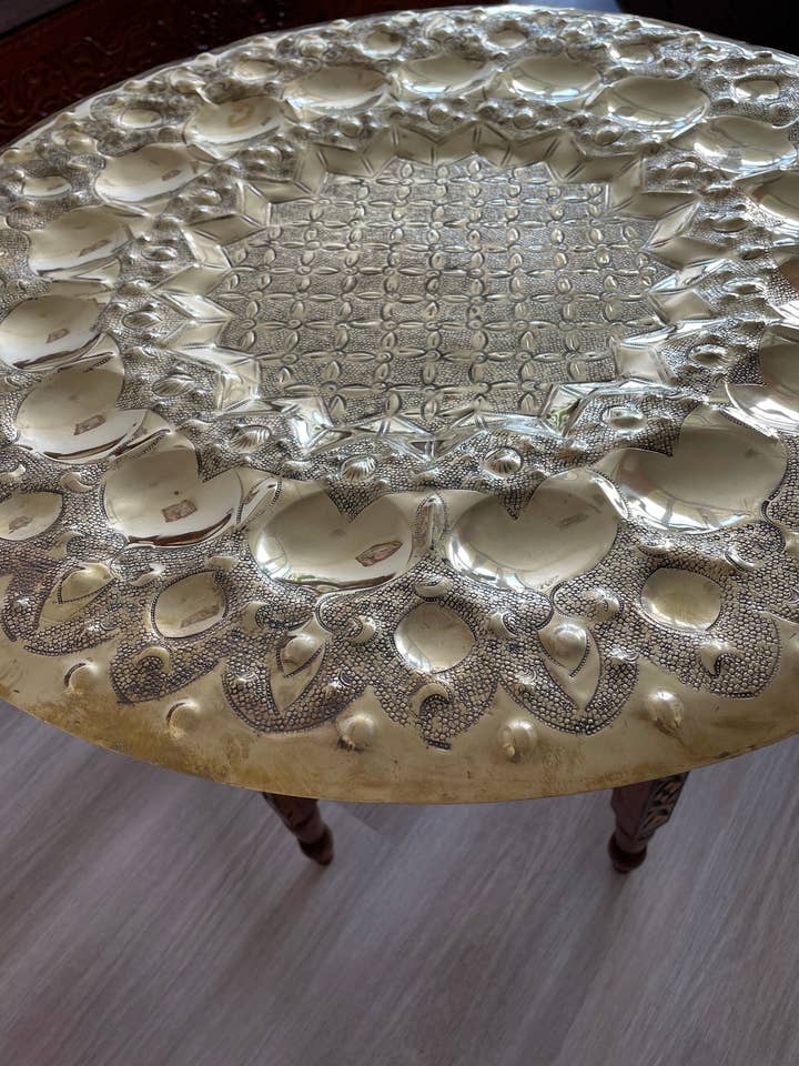 Handgemaakte Vintage Marokkaanse Messing Tafel met Houten Poten voor wholesale door Marrakech Bazaar