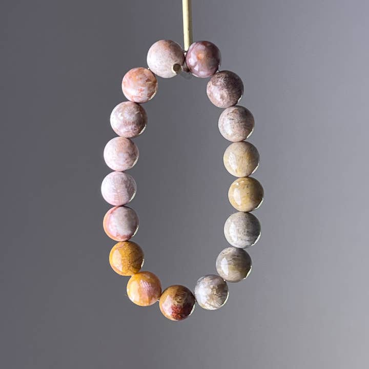 Bracelet en perles de cristal de jade corail Root Chakra pour la vente par Ninaouity