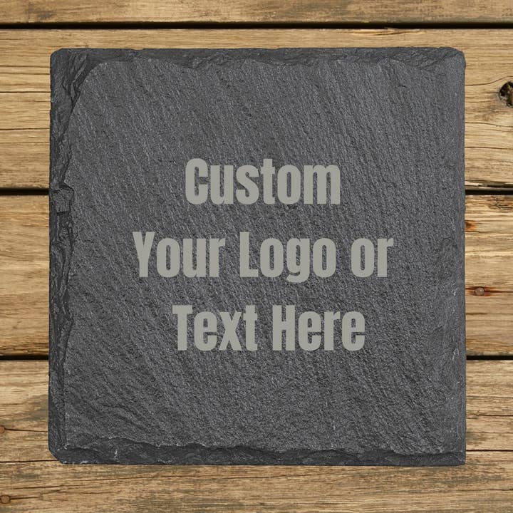 Dessous de verre en ardoise avec logo/texte personnalisé (10x10 cm) | Gravé au laser pour la vente par Beach, Cats & Wine