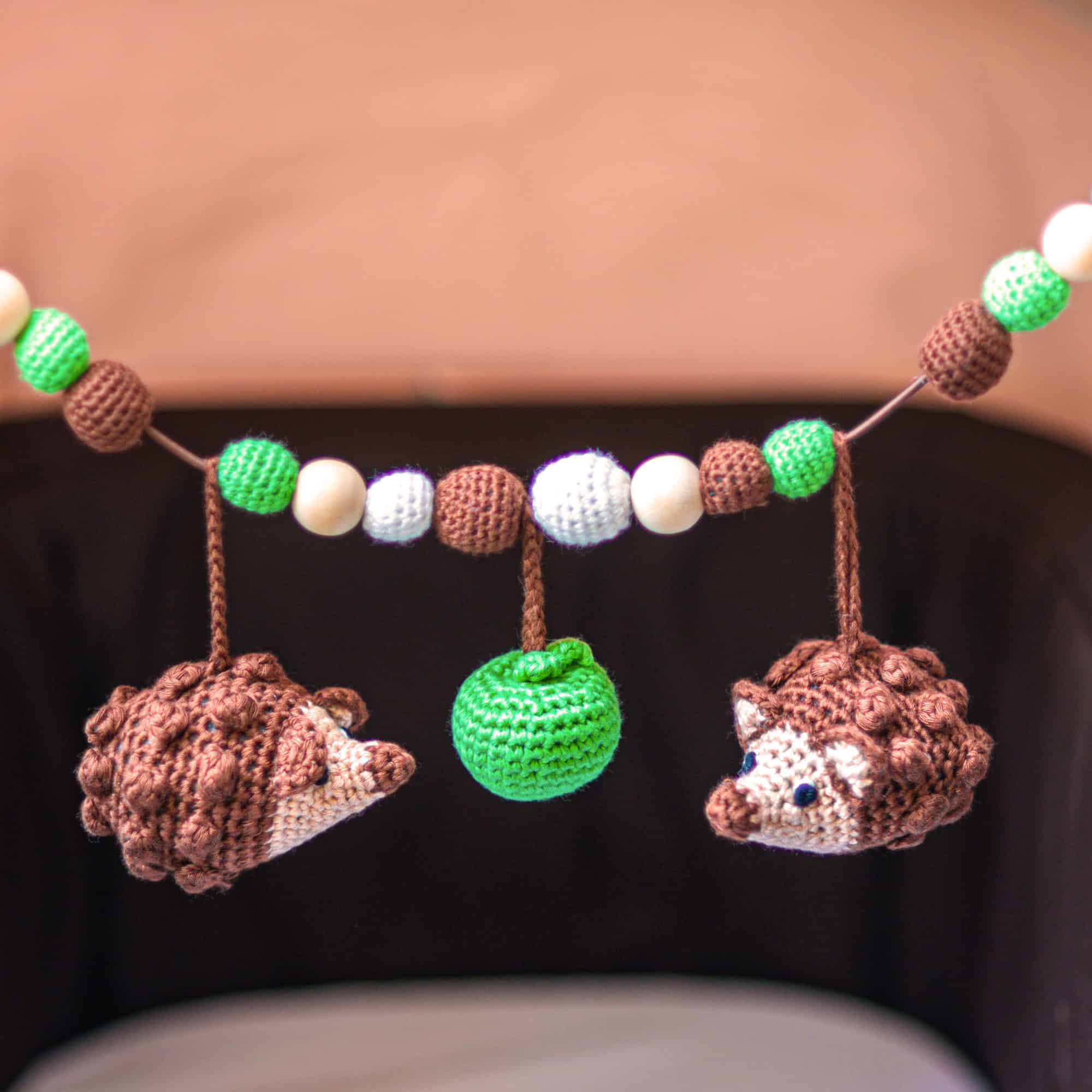 SindiBaba – Großhandel Kinderwagenabdeckung/-zubehör – Baby – Gehäkelte Kinderwagenkette Igel HARRY6