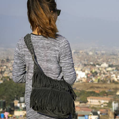 Earth Divas - Vente Sac à bandoulière – femme - Sac bandoulière noir en coton style bohème-chic : double frange en accent1